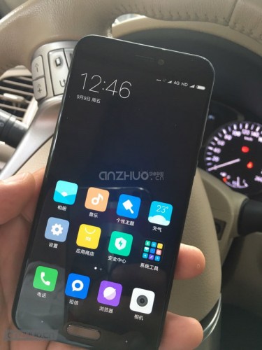 Изображения Xiaomi Mi 5с и тизер неизвестной модели с E-Ink экраном для уведомлений